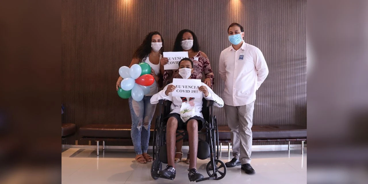 Após 33 dias em coma, menino de 13 anos se cura da Covid-19 e tem alta festejada no RJ