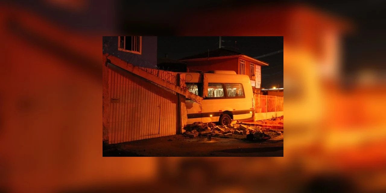 Assaltante é morto pela polícia depois de furtar van de empresa, perder controle da direção e invadir casa