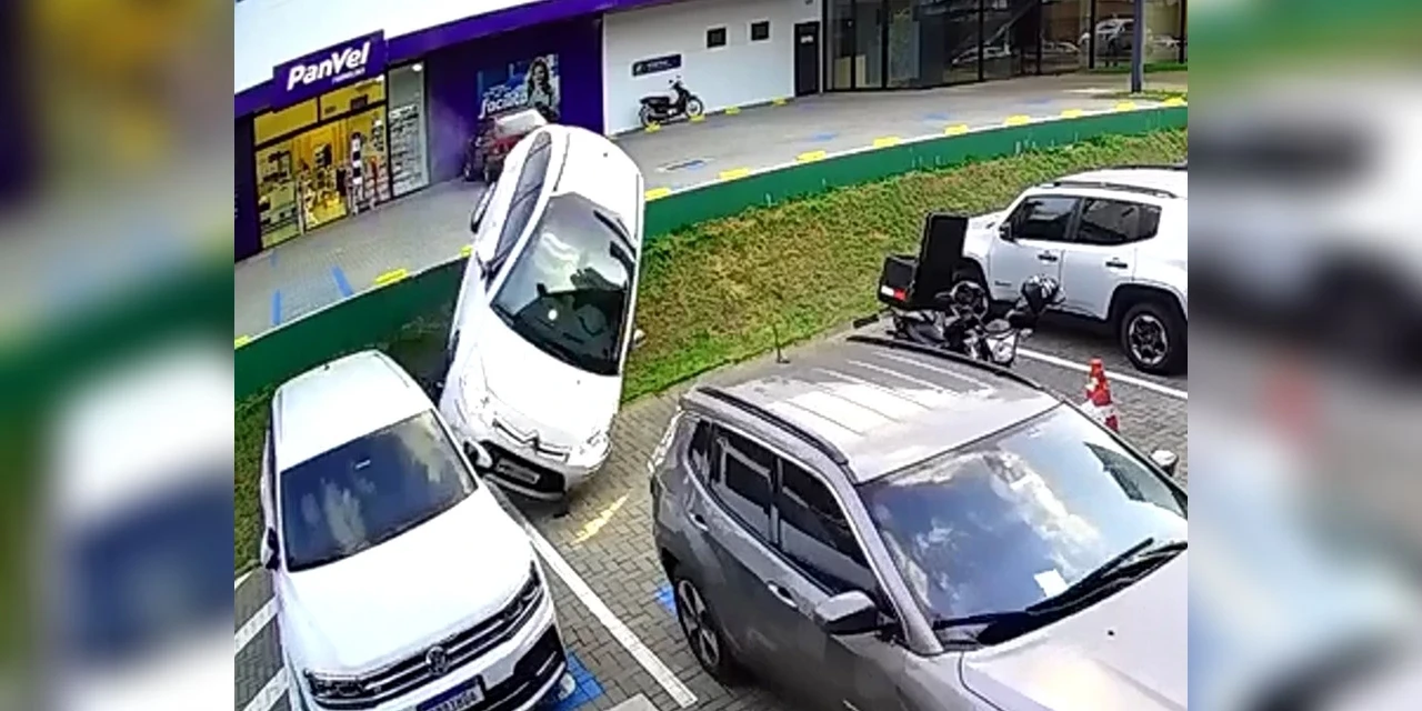 Mulher passa mal ao chegar em estacionamento de farmácia e capota carro