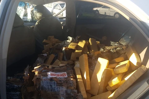 Após perseguição, motorista bate carro em caminhão e abandona 214 quilos de maconha