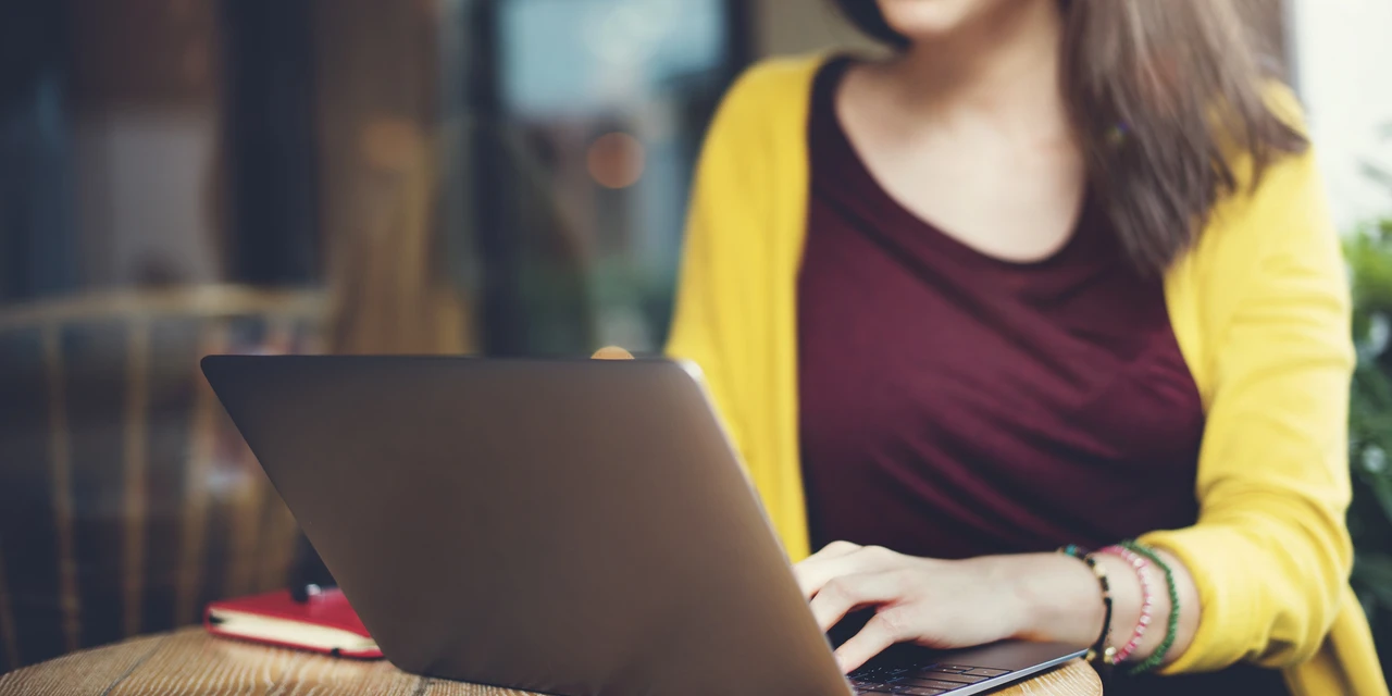 10 mil bolsas de cursos são ofertadas para alunos de escolas estaduais do Paraná; inscrições vão até esta quarta-feira (23)