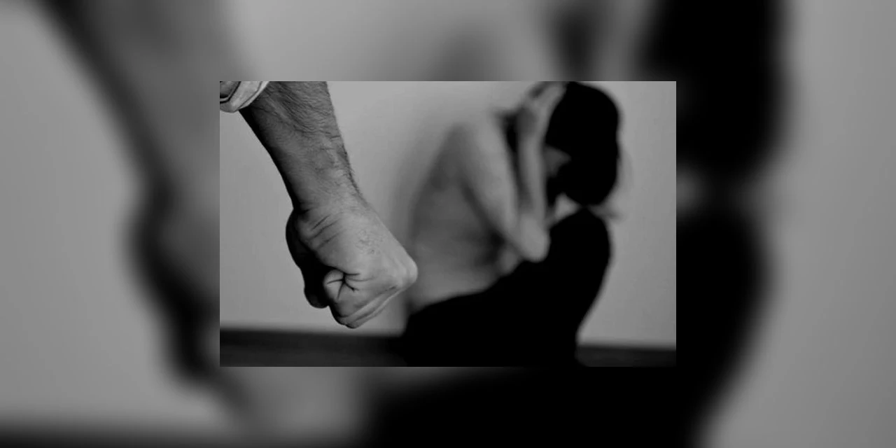 Rapaz é preso após agredir a namorada e danificar viatura da polícia