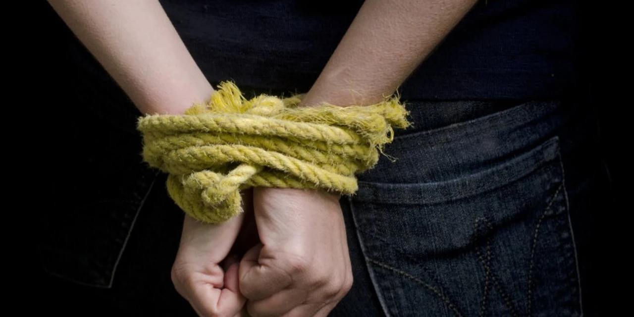 Assaltantes amarram vítima e roubam dinheiro e veículo em comércio