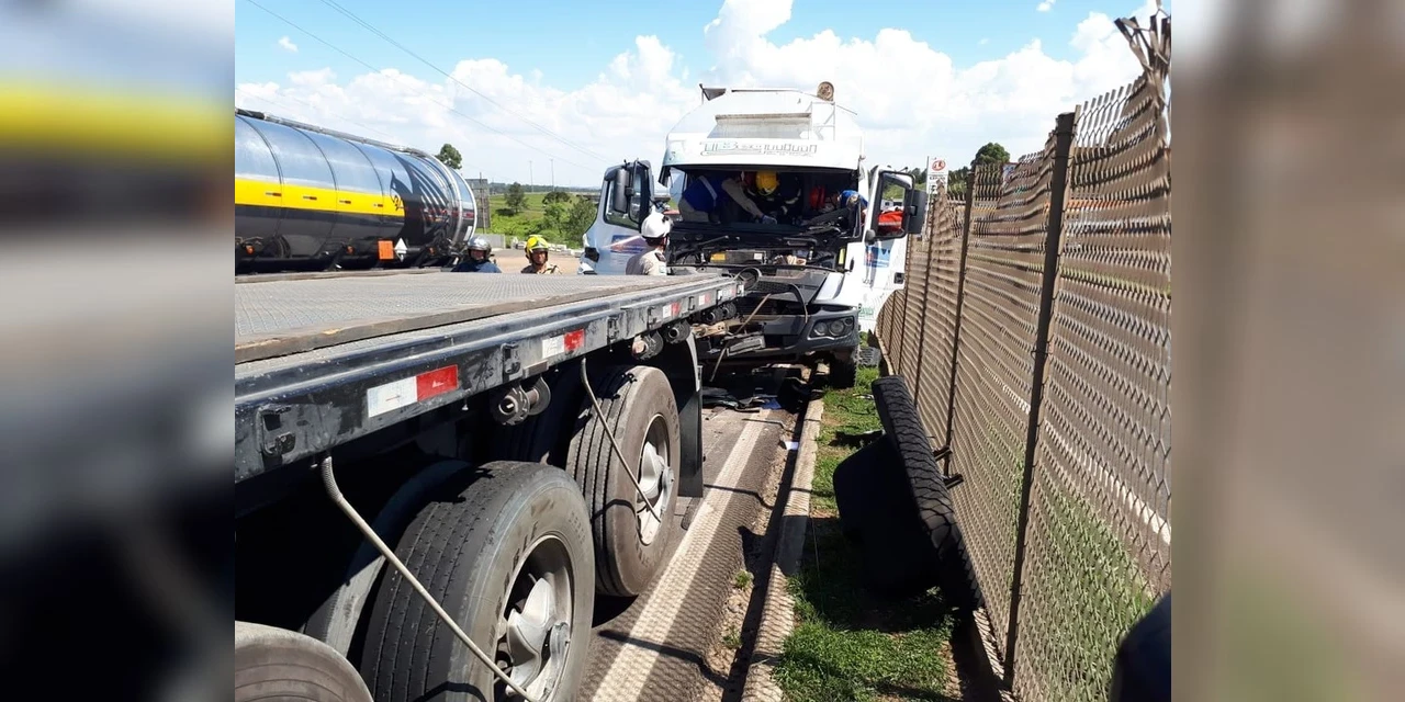 Batida envolvendo três caminhões interdita parte da BR-376, em Ponta Grossa