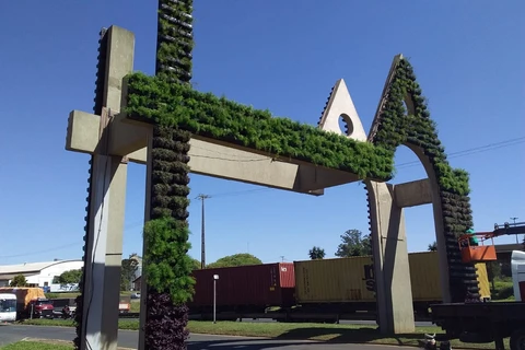 Portal de acesso à Ponta Grossa recebe paisagismo e iluminação