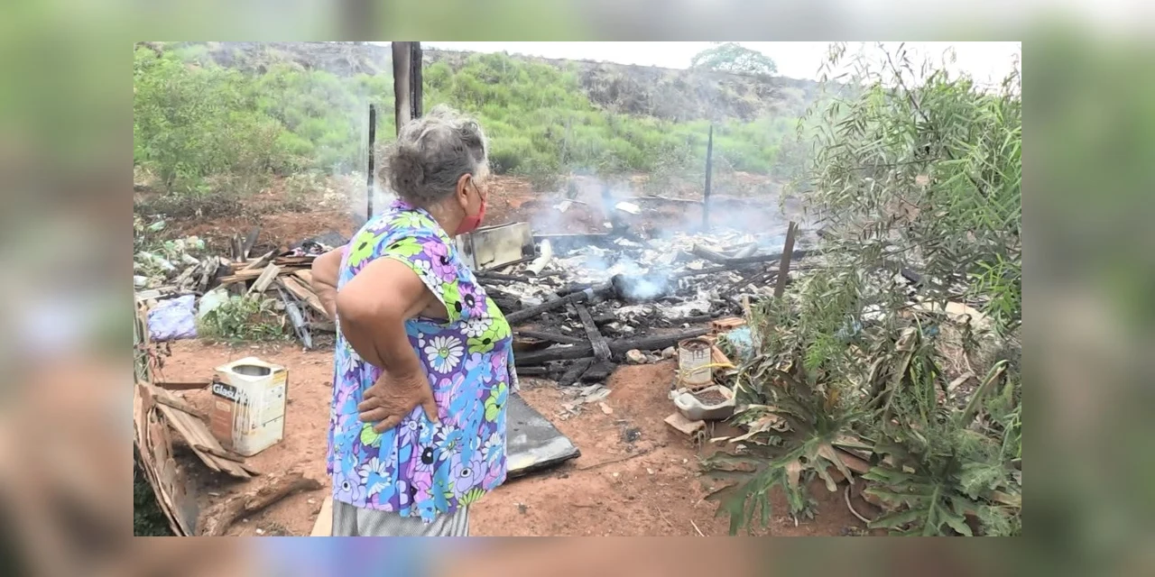 Incêndio destrói casa de madeira em Ponta Grossa: 'A dor do coração da gente vai custar a sair', diz moradora
