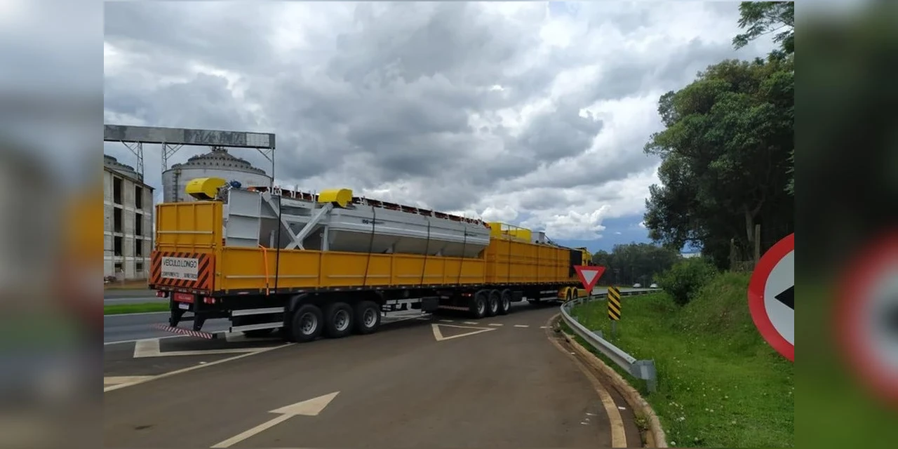 PRF flagra adolescente conduzindo caminhão com carga gigante em Ponta Grossa