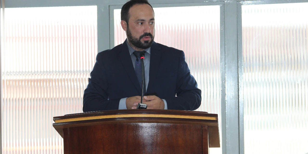 Em solenidade de posse, Henrique Carneiro cita a democracia e firma compromisso de governar para todos