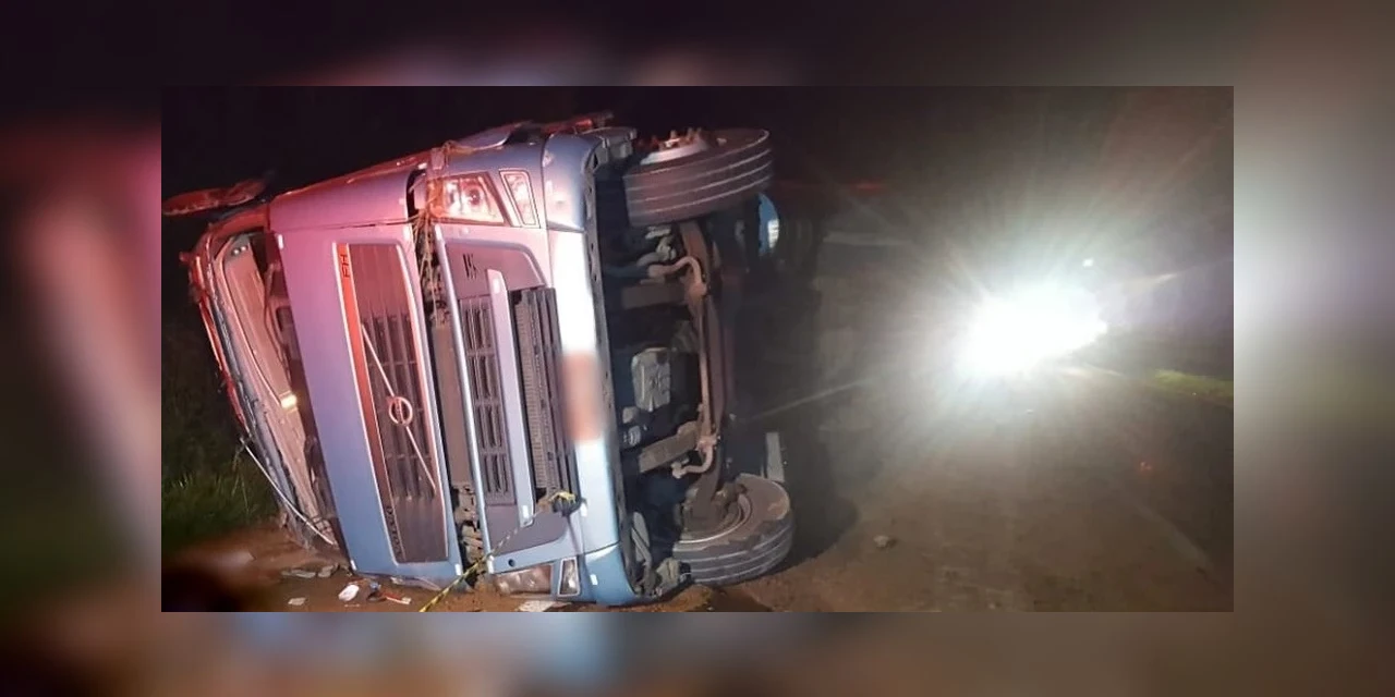 Homem morre após caminhão tombar na PR-151, em Castro