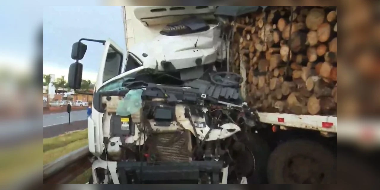 Carroceria carregada de eucalipto desprende de caminhão, invade pista contrária e deixa três feridos