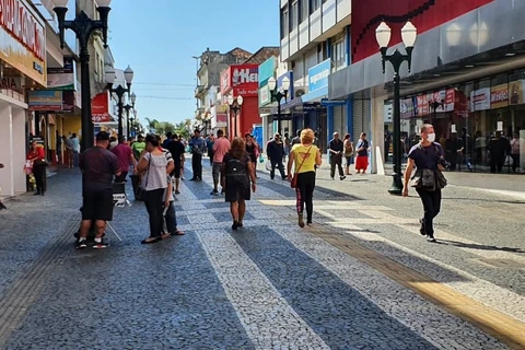 Empresários pedem reabertura do comércio
