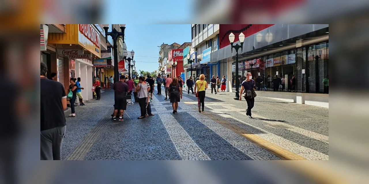 Empresários pedem reabertura do comércio