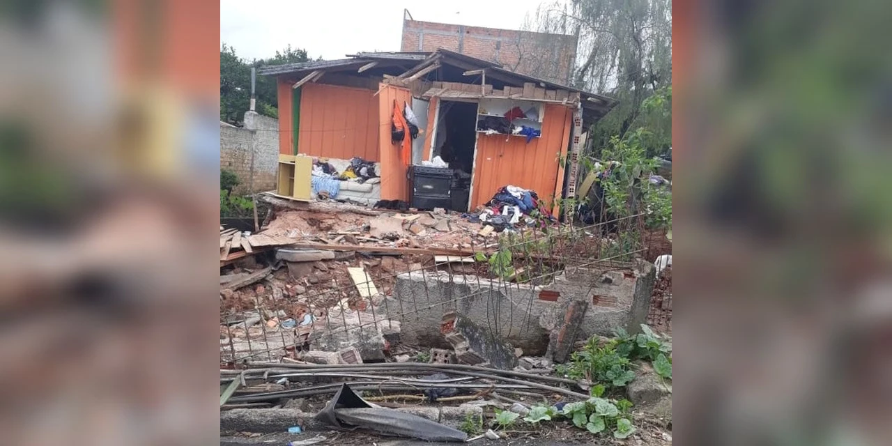 Caminhão desgovernado atinge 5 carros e 2 casas em Castro