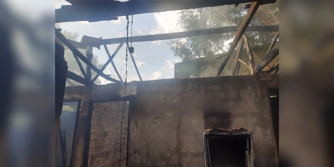 Homem tenta espantar abelhas com fogo e acaba incendiando casa, no interior do Paraná