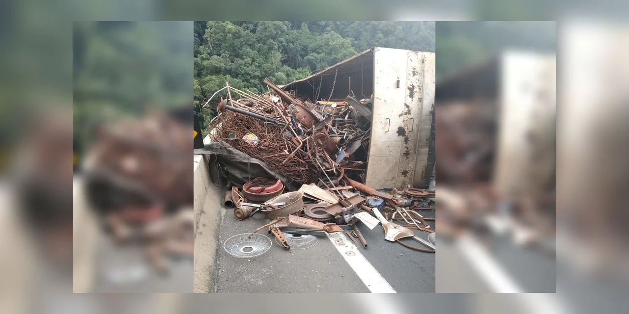 Caminhão carregado com sucata tomba, e duas pessoas ficam feridas na BR-277
