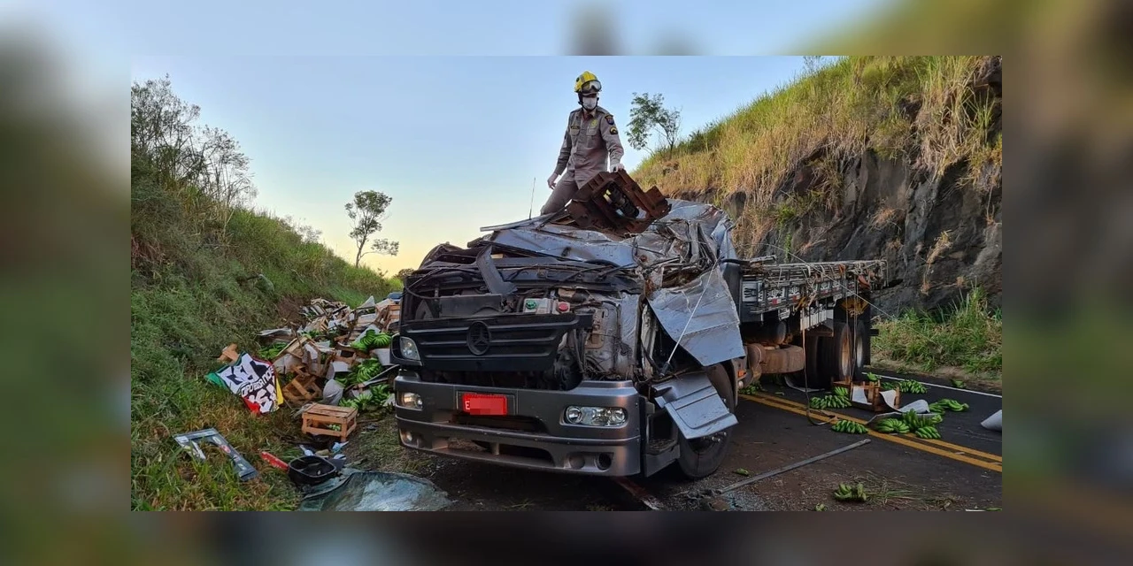 Caminhoneiro morre após veículo bater em barranco e capotar na PR-170