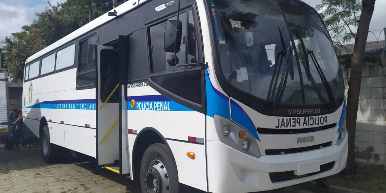 Paraná recebe do governo federal mais dois ônibus adaptados para transporte de presos