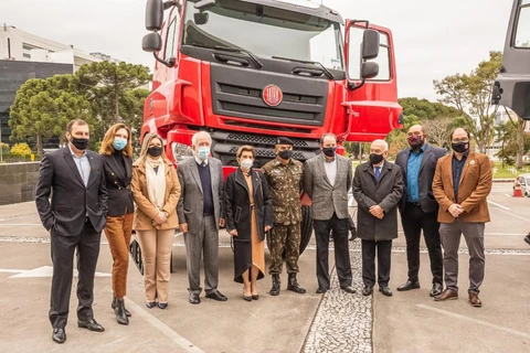 Deputada Aline Sleutjes participa de evento da Tatra Truck na Capital do Estado do  Paraná