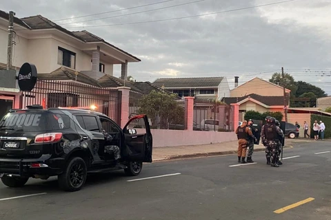 Torcedores do Operário-PR protestam após eliminação no Paranaense; menor é apreendido