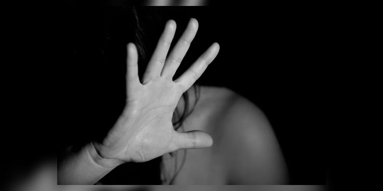 Mulher torturada pelo marido teve que costurar a própria boca, cortar a orelha e furar a língua com pregos