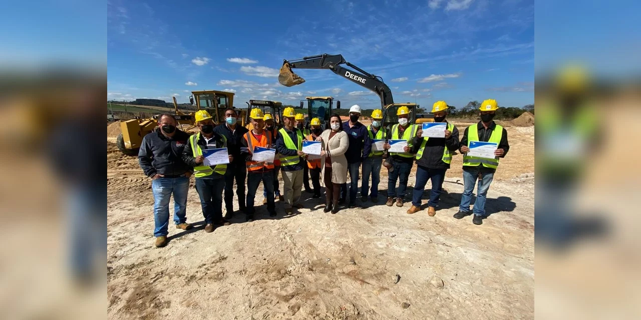 Capacitação encerra com entrega de carteira de operador de máquinas para 10 servidores