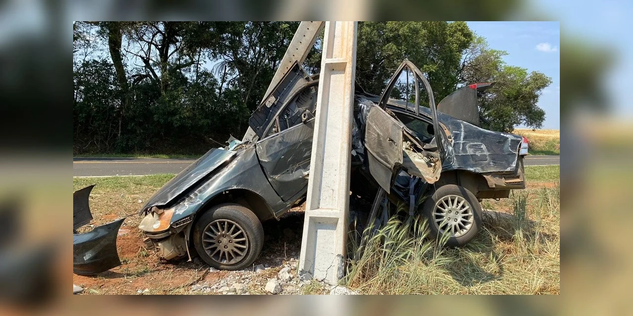 Mulher tem ferimentos após carro capotar na PR-340, em Tibagi