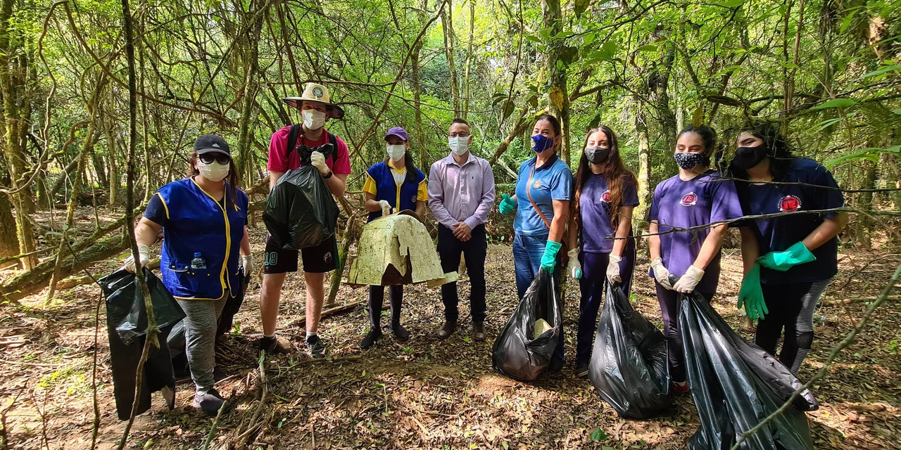 Mutirão retira quatro toneladas de lixo do Arroio da Ronda, em Ponta Grossa