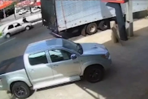 Idoso morre atropelado por motorista sem CNH em avenida, no Paraná