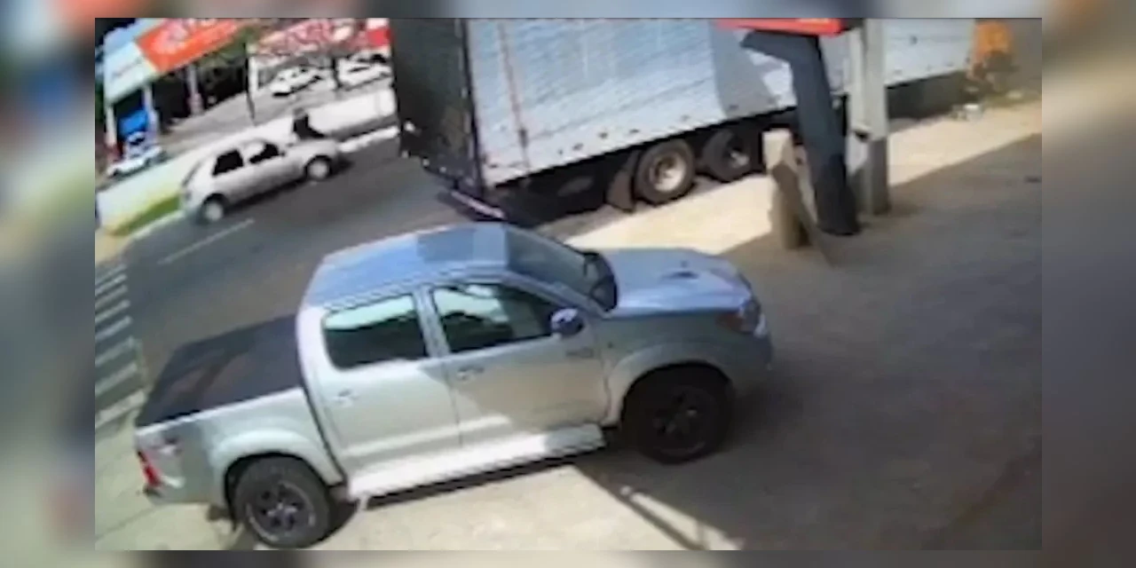 Idoso morre atropelado por motorista sem CNH em avenida, no Paraná