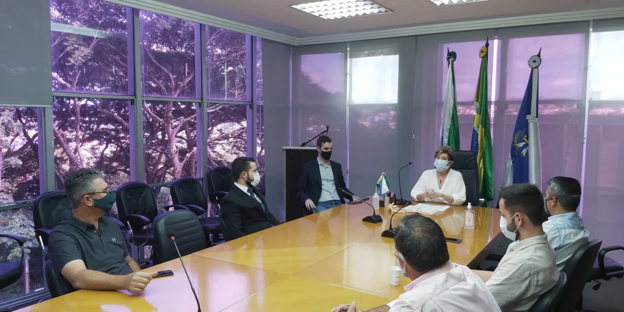 Prefeita Elizabeth apresenta novo PLR para vereadores do Município