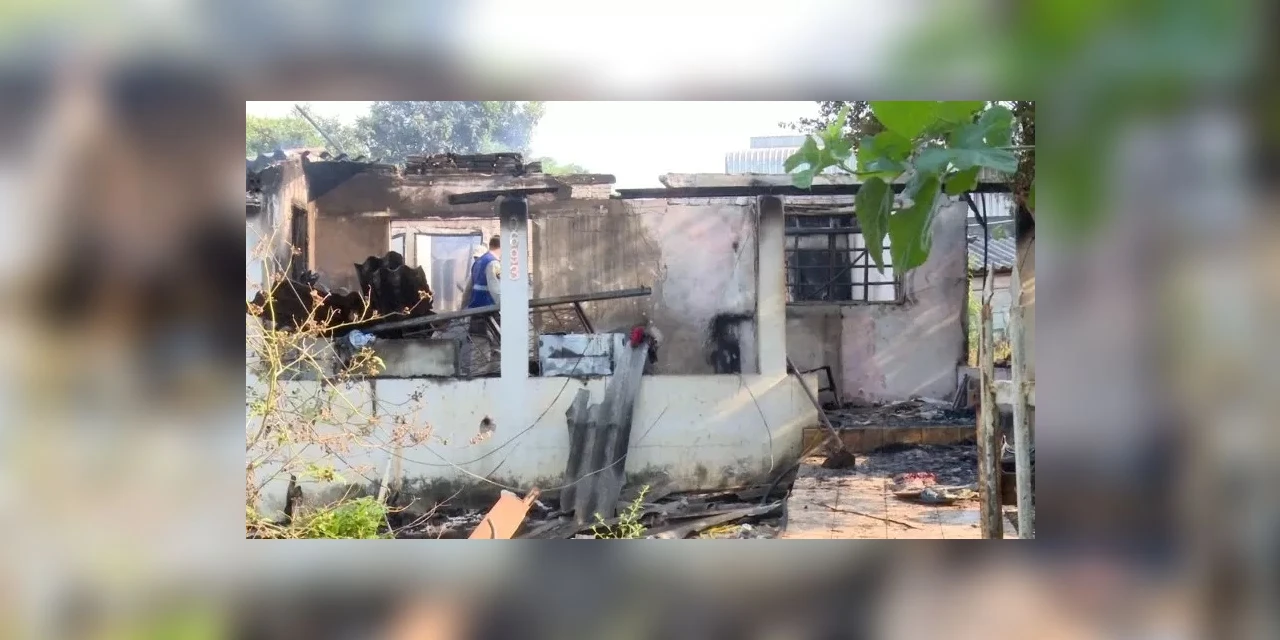 Mulher foi carbonizada dentro de casa depois de desentendimento em motel, diz polícia