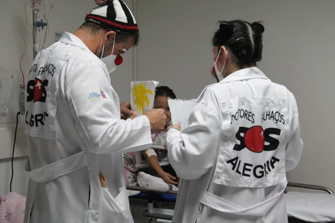 Doutores Palhaços retomam atendimento na UPA Santa Paula