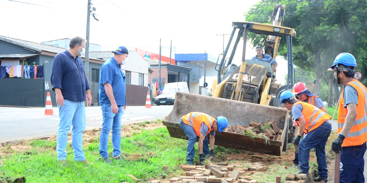 Secretaria de Obras de Tibagi realiza a doação de 'pavers' para calçadas