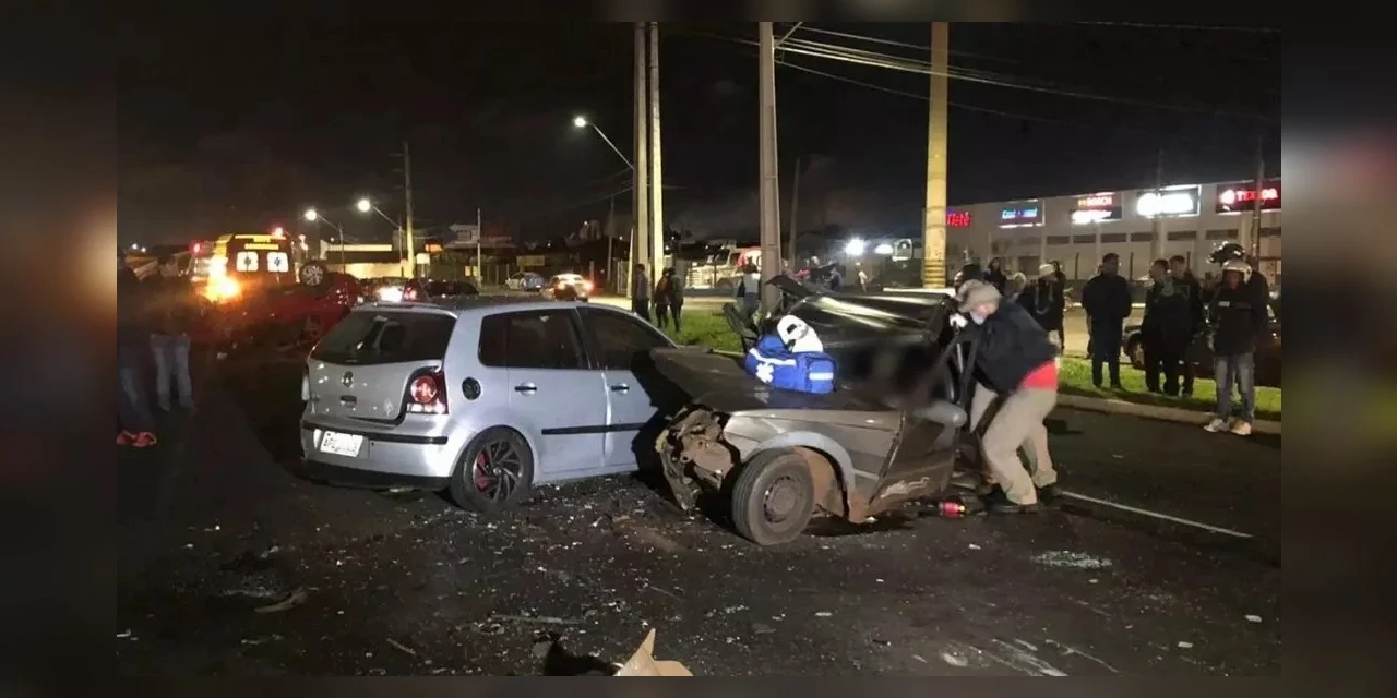 Motorista morre e seis pessoas ficam feridas em acidente entre três carros, na PR-445