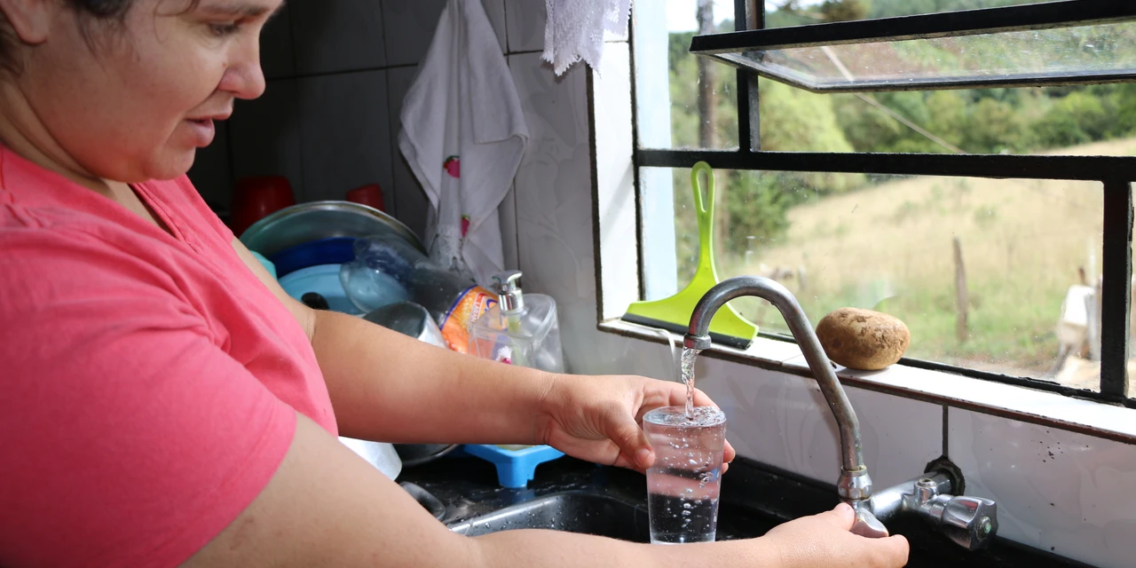 Poços artesianos levam água potável a comunidades rurais