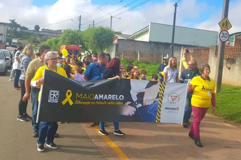 Alunos de PG recebem material didático para estudar o trânsito