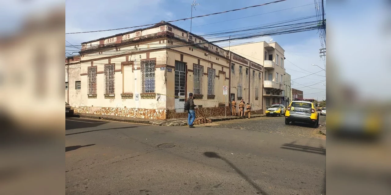 Jovem é morto a tiros dentro de quarto de hotel em Ponta Grossa