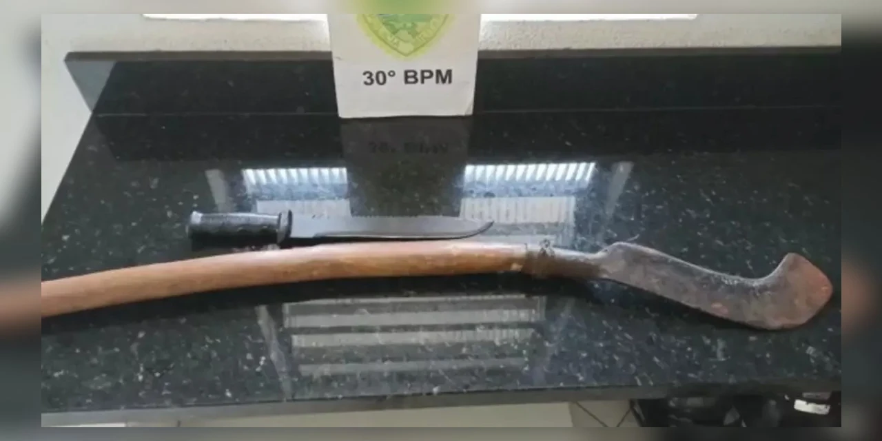 Homem é preso acusado de agredir namorada com foice e mantê-la como refém