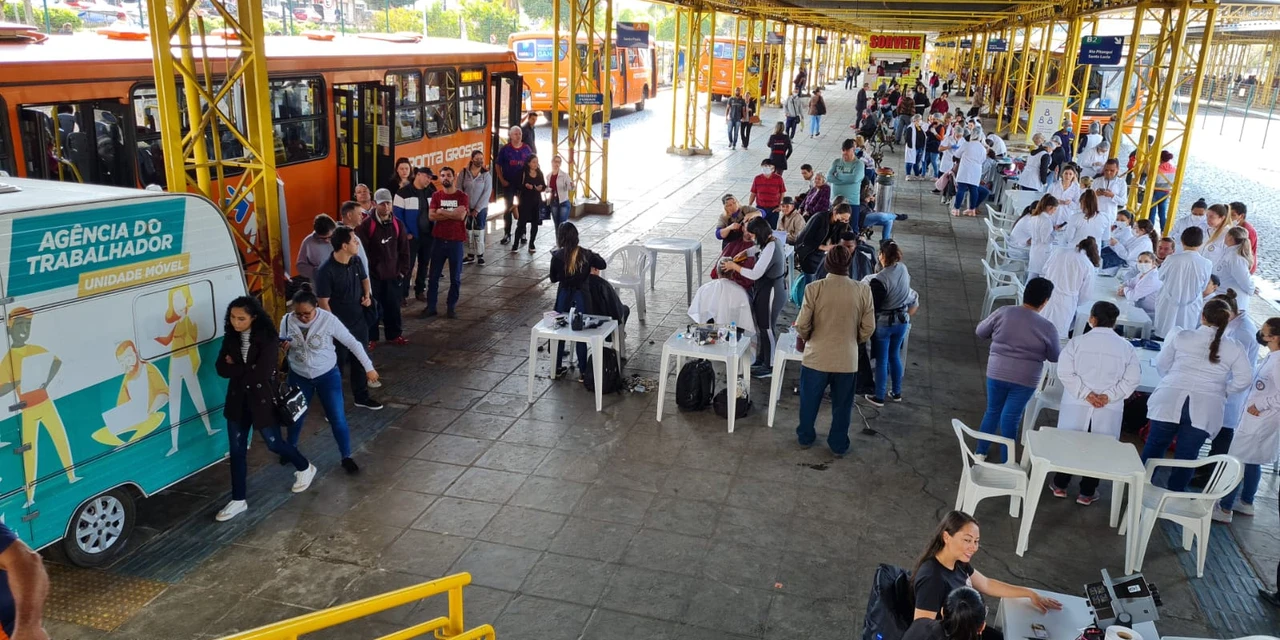Mais de 1.200 atendimentos aconteceram nesta quinta, na Agência do Trabalhador Móvel