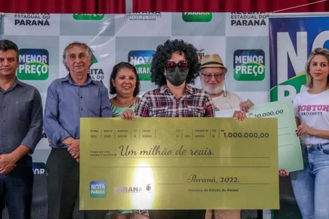 Com peruca, óculos e máscara, empresária de Sarandi recebe prêmio milionário do Nota Paraná