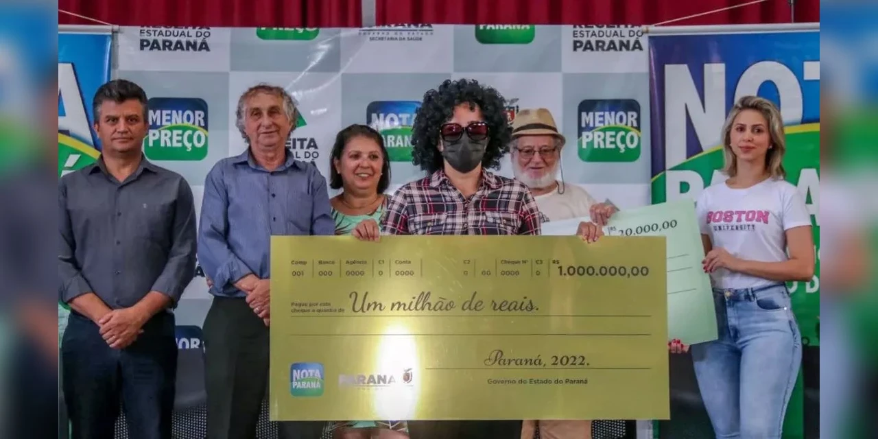 Com peruca, óculos e máscara, empresária de Sarandi recebe prêmio milionário do Nota Paraná