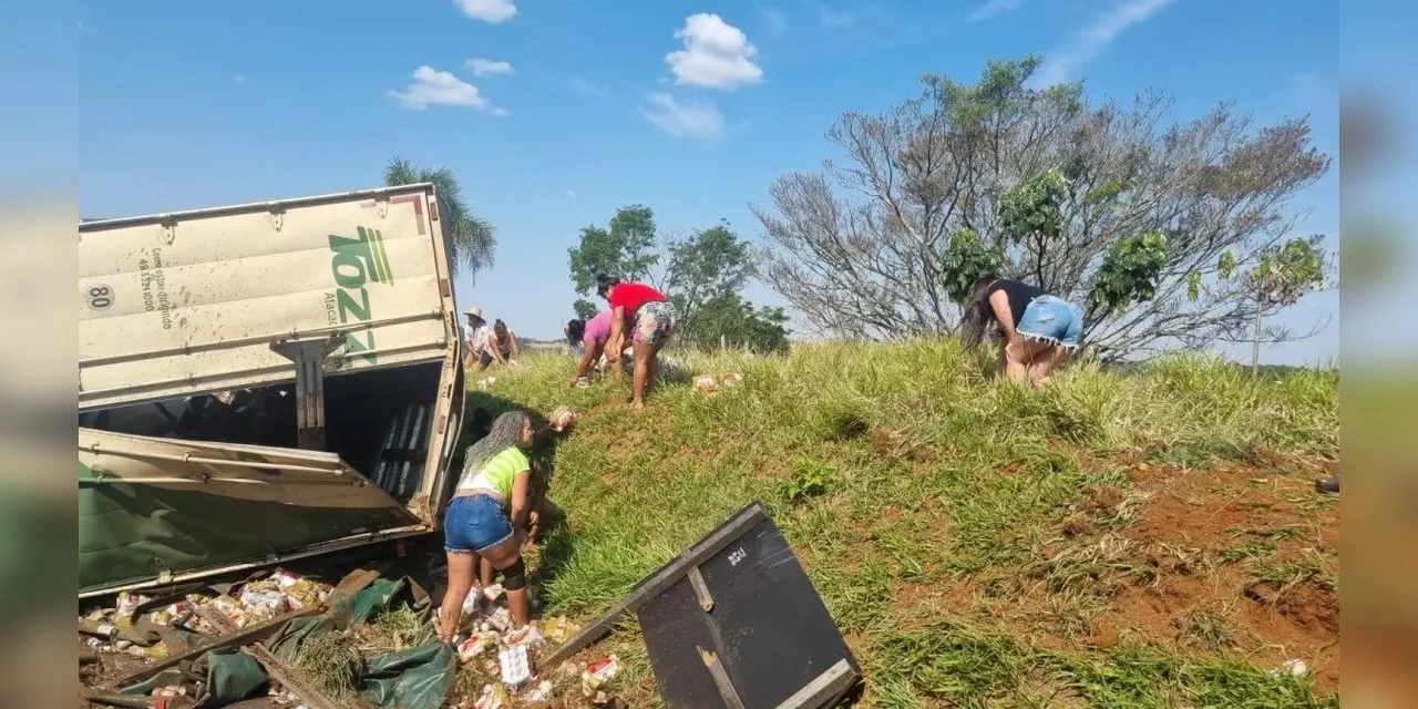 Mulheres são presas após saquear caminhão de cerveja que tombou na BR-277