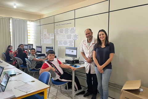 Deputada Mabel entrega novos computadores para o Colégio Santa Maria