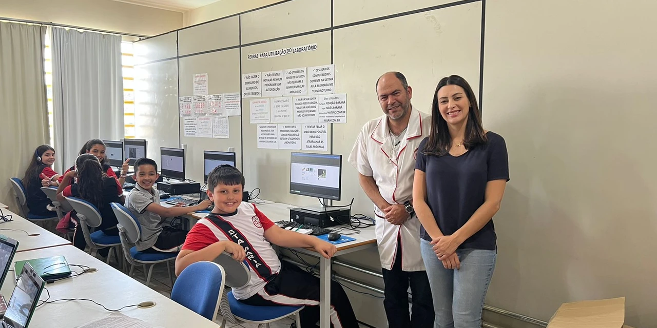 Deputada Mabel entrega novos computadores para o Colégio Santa Maria