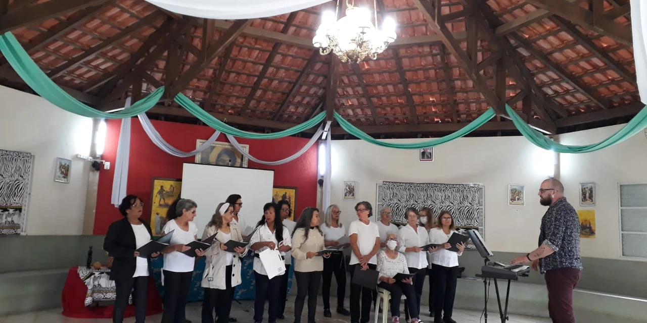 Prefeitura leva coral Sol Nascente para apresentação em centro de convivência
