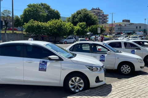 Prefeitura renova identificação de táxis e inclui ferramenta para consulta de informações