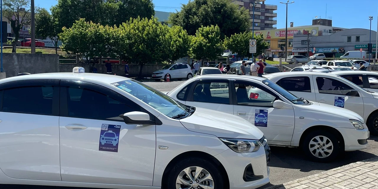 Prefeitura renova identificação de táxis e inclui ferramenta para consulta de informações