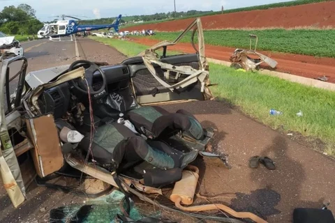 Carro parte ao meio em acidente no Oeste do Paraná; uma pessoa morreu e sete ficaram feridas