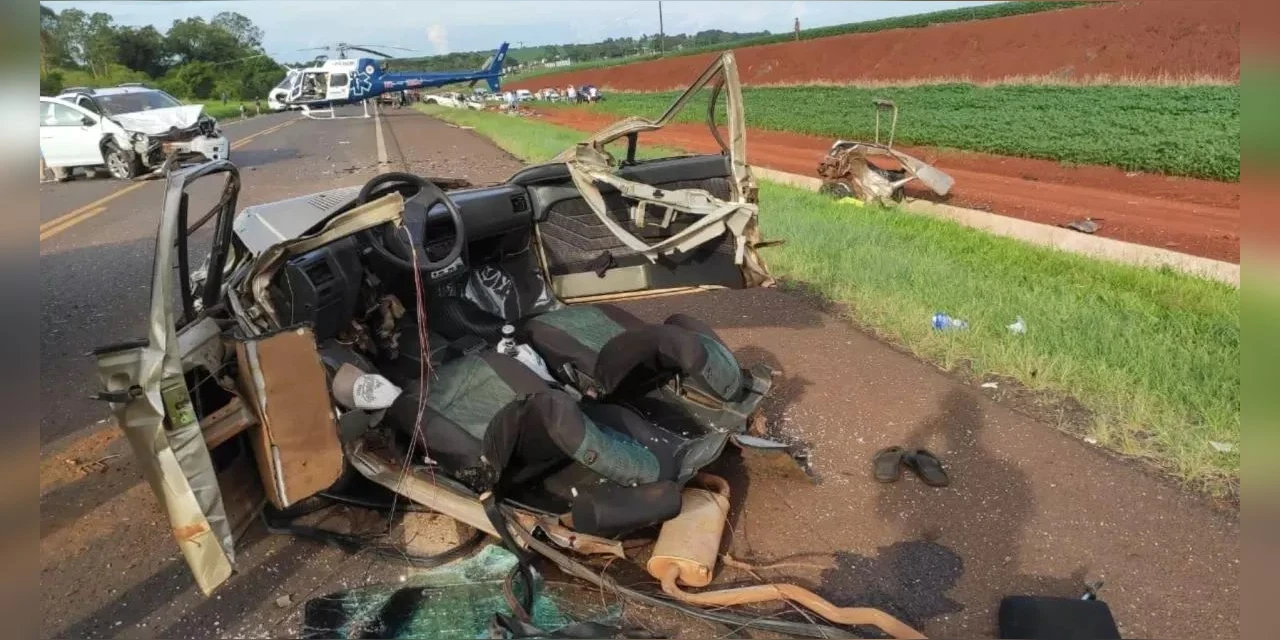 Carro parte ao meio em acidente no Oeste do Paraná; uma pessoa morreu e sete ficaram feridas