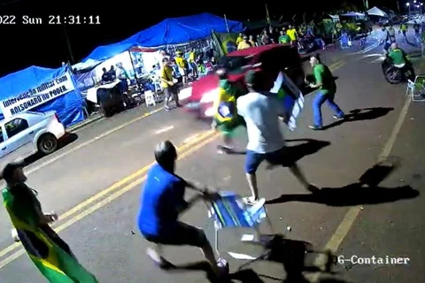 Motorista fura bloqueio e acelera contra manifestantes no Paraná